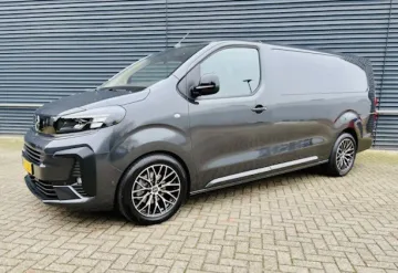 Transporteur Fourgon Opel Vivaro dans Paris France